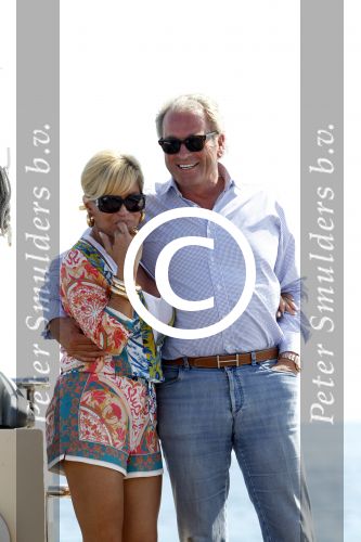 Cannes 10 mei 2012
Connie Breukhoven met haar nieuwe vriend Ben Angelier bij de strandtent van het Carlton Hotel in Cannes.
Peter Smulders bv