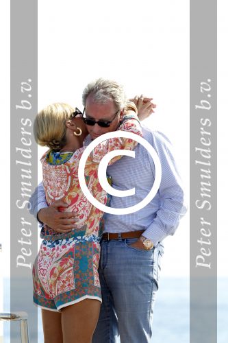 Cannes 10 mei 2012
Connie Breukhoven met haar nieuwe vriend Ben Angelier bij de strandtent van het Carlton Hotel in Cannes.
Peter Smulders bv