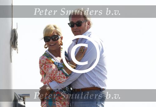 Cannes 10 mei 2012
Connie Breukhoven met haar nieuwe vriend Ben Angelier bij de strandtent van het Carlton Hotel in Cannes.
Peter Smulders bv