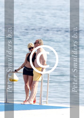 Cannes 10 mei 2012
Connie Breukhoven met haar nieuwe vriend Ben Angelier bij de strandtent van het Carlton Hotel in Cannes.
Peter Smulders bv