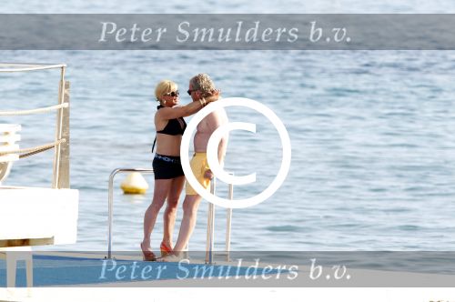 Cannes 10 mei 2012
Connie Breukhoven met haar nieuwe vriend Ben Angelier bij de strandtent van het Carlton Hotel in Cannes.
Peter Smulders bv