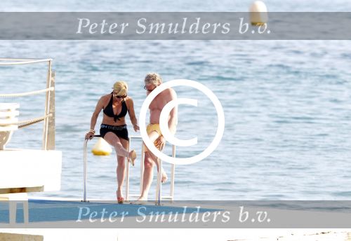 Cannes 10 mei 2012
Connie Breukhoven met haar nieuwe vriend Ben Angelier bij de strandtent van het Carlton Hotel in Cannes.
Peter Smulders bv