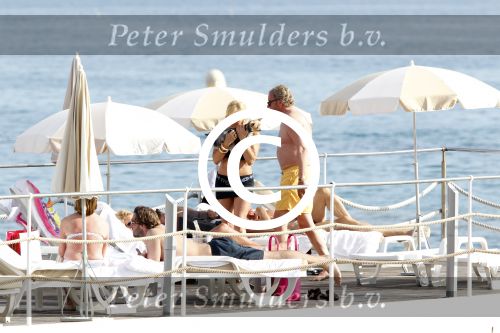 Cannes 10 mei 2012
Connie Breukhoven met haar nieuwe vriend Ben Angelier bij de strandtent van het Carlton Hotel in Cannes.
Peter Smulders bv