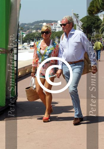 Cannes 10 mei 2012
Connie Breukhoven met haar nieuwe vriend Ben Angelier bij de strandtent van het Carlton Hotel in Cannes.
Peter Smulders bv