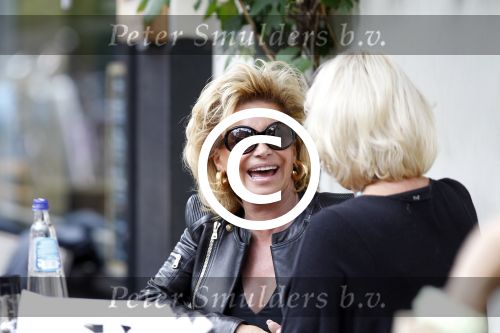 Amsterdam 14 juni 2012
Connie Breukhoven aan het lunchen met Sheila de Vries. Connie heeft nieuw kort kapsel.
Peter Smulders bv