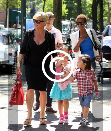 Amsterdam 25 mei 2012
Connie Breukhoven met kleinkinderen Semmy en Soraiya op de cornelis schuytstraat.
Peter Smulders bv