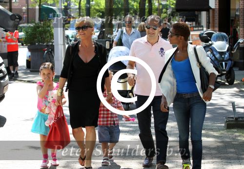 Amsterdam 25 mei 2012
Connie Breukhoven met kleinkinderen Semmy en Soraiya op de cornelis schuytstraat.
Peter Smulders bv