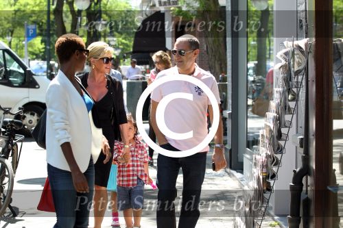 Amsterdam 25 mei 2012
Connie Breukhoven met kleinkinderen Semmy en Soraiya op de cornelis schuytstraat.
Peter Smulders bv