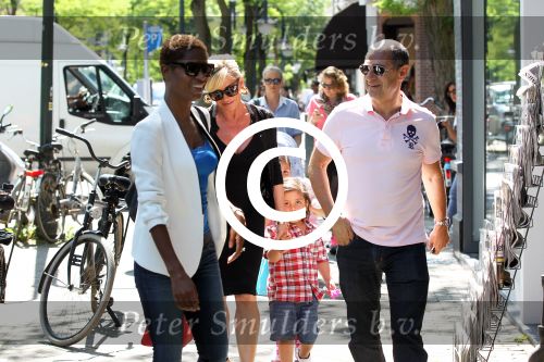 Amsterdam 25 mei 2012
Connie Breukhoven met kleinkinderen Semmy en Soraiya op de cornelis schuytstraat.
Peter Smulders bv