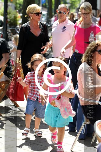 Amsterdam 25 mei 2012
Connie Breukhoven met kleinkinderen Semmy en Soraiya op de cornelis schuytstraat.
Peter Smulders bv