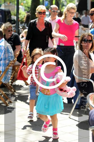 Amsterdam 25 mei 2012
Connie Breukhoven met kleinkinderen Semmy en Soraiya op de cornelis schuytstraat.
Peter Smulders bv