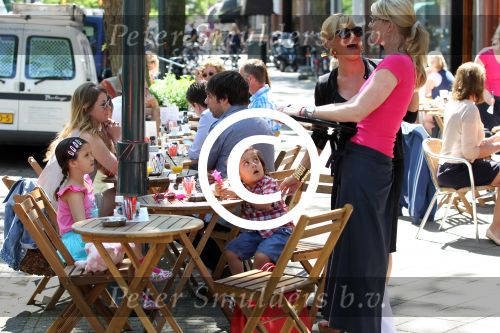 Amsterdam 25 mei 2012
Connie Breukhoven met kleinkinderen Semmy en Soraiya op de cornelis schuytstraat.
Peter Smulders bv