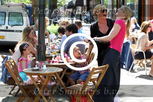 Amsterdam 25 mei 2012
Connie Breukhoven met kleinkinderen Semmy en Soraiya op de cornelis schuytstraat.
Peter Smulders bv