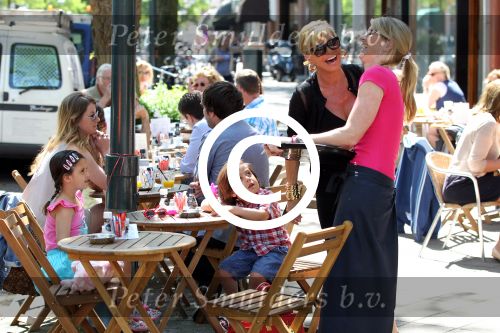 Amsterdam 25 mei 2012
Connie Breukhoven met kleinkinderen Semmy en Soraiya op de cornelis schuytstraat.
Peter Smulders bv
