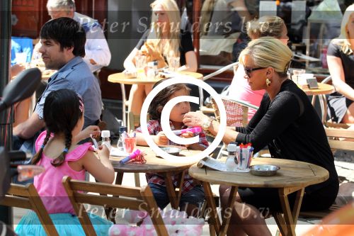 Amsterdam 25 mei 2012
Connie Breukhoven met kleinkinderen Semmy en Soraiya op de cornelis schuytstraat.
Peter Smulders bv