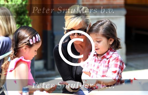 Amsterdam 25 mei 2012
Connie Breukhoven met kleinkinderen Semmy en Soraiya op de cornelis schuytstraat.
Peter Smulders bv