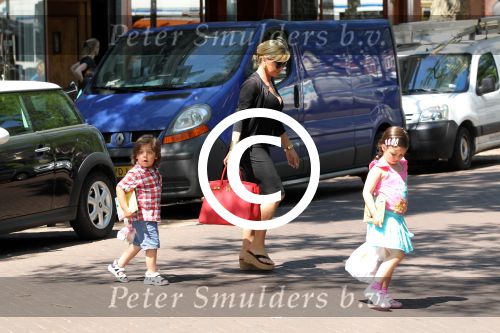 Amsterdam 25 mei 2012
Connie Breukhoven met kleinkinderen Semmy en Soraiya op de cornelis schuytstraat.
Peter Smulders bv