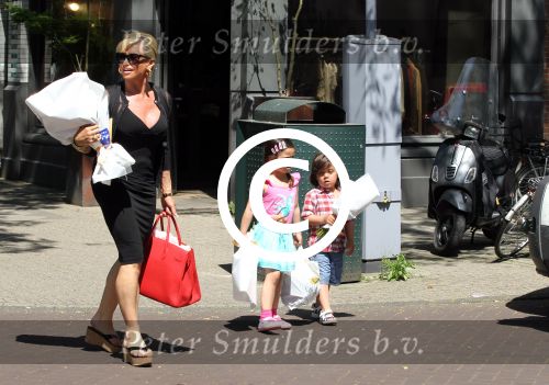 Amsterdam 25 mei 2012
Connie Breukhoven met kleinkinderen Semmy en Soraiya op de cornelis schuytstraat.
Peter Smulders bv