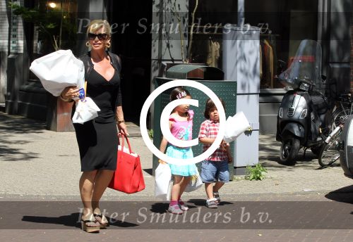 Amsterdam 25 mei 2012
Connie Breukhoven met kleinkinderen Semmy en Soraiya op de cornelis schuytstraat.
Peter Smulders bv