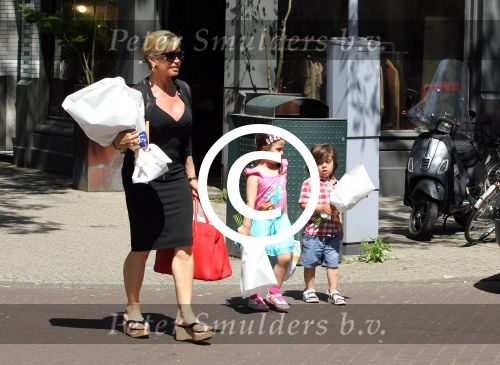 Amsterdam 25 mei 2012
Connie Breukhoven met kleinkinderen Semmy en Soraiya op de cornelis schuytstraat.
Peter Smulders bv