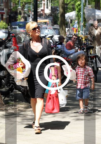 Amsterdam 25 mei 2012
Connie Breukhoven met kleinkinderen Semmy en Soraiya op de cornelis schuytstraat.
Peter Smulders bv
