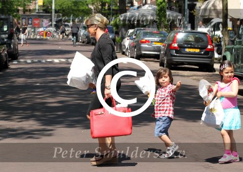 Amsterdam 25 mei 2012
Connie Breukhoven met kleinkinderen Semmy en Soraiya op de cornelis schuytstraat.
Peter Smulders bv