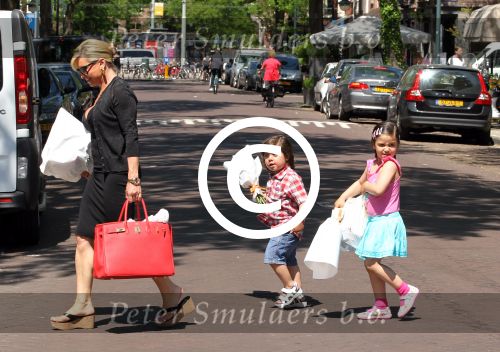 Amsterdam 25 mei 2012
Connie Breukhoven met kleinkinderen Semmy en Soraiya op de cornelis schuytstraat.
Peter Smulders bv