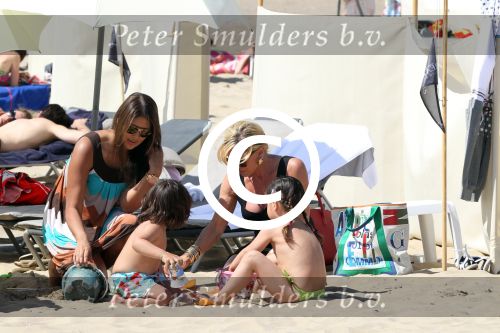 Noordwijk 26 m ei 2012
Connie Breukhoven met dochter Shanna en kleinkinderen Semmy en Soraiya op het strand bij hotel huis ter duin.
Peter Smulders bv