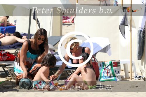 Noordwijk 26 m ei 2012
Connie Breukhoven met dochter Shanna en kleinkinderen Semmy en Soraiya op het strand bij hotel huis ter duin.
Peter Smulders bv