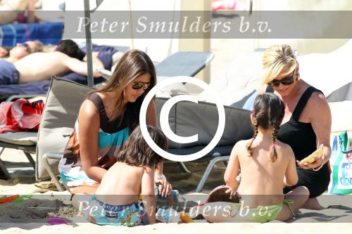 Noordwijk 26 m ei 2012
Connie Breukhoven met dochter Shanna en kleinkinderen Semmy en Soraiya op het strand bij hotel huis ter duin.
Peter Smulders bv