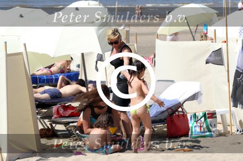 Noordwijk 26 m ei 2012
Connie Breukhoven met dochter Shanna en kleinkinderen Semmy en Soraiya op het strand bij hotel huis ter duin.
Peter Smulders bv