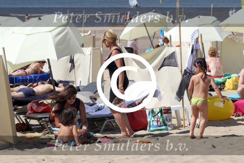 Noordwijk 26 m ei 2012
Connie Breukhoven met dochter Shanna en kleinkinderen Semmy en Soraiya op het strand bij hotel huis ter duin.
Peter Smulders bv