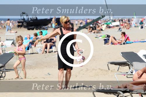 Noordwijk 26 m ei 2012
Connie Breukhoven met dochter Shanna en kleinkinderen Semmy en Soraiya op het strand bij hotel huis ter duin.
Peter Smulders bv