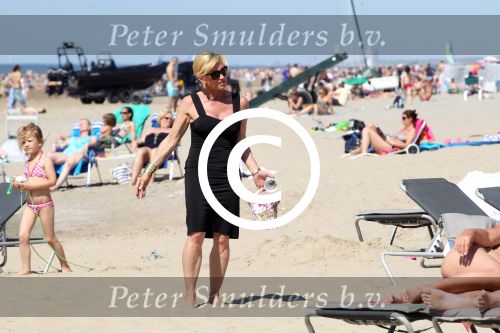 Noordwijk 26 m ei 2012
Connie Breukhoven met dochter Shanna en kleinkinderen Semmy en Soraiya op het strand bij hotel huis ter duin.
Peter Smulders bv