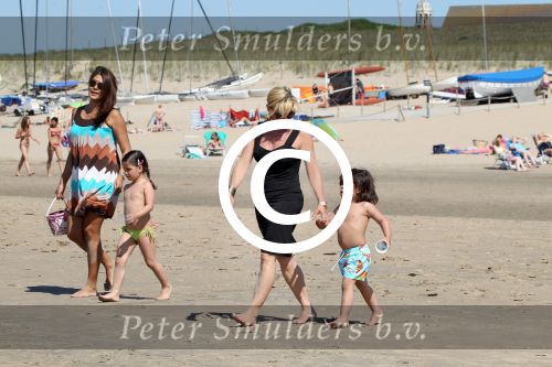 Noordwijk 26 m ei 2012
Connie Breukhoven met dochter Shanna en kleinkinderen Semmy en Soraiya op het strand bij hotel huis ter duin.
Peter Smulders bv