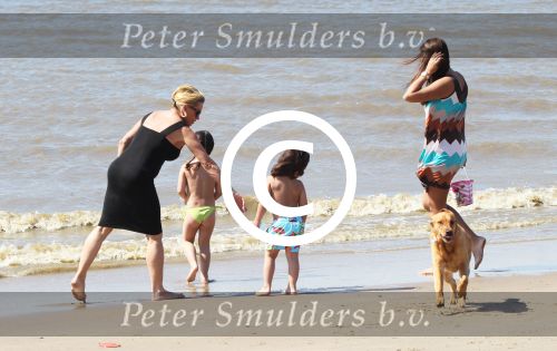 Noordwijk 26 m ei 2012
Connie Breukhoven met dochter Shanna en kleinkinderen Semmy en Soraiya op het strand bij hotel huis ter duin.
Peter Smulders bv