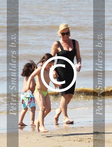 Noordwijk 26 m ei 2012
Connie Breukhoven met dochter Shanna en kleinkinderen Semmy en Soraiya op het strand bij hotel huis ter duin.
Peter Smulders bv