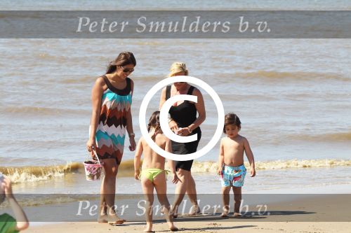 Noordwijk 26 m ei 2012
Connie Breukhoven met dochter Shanna en kleinkinderen Semmy en Soraiya op het strand bij hotel huis ter duin.
Peter Smulders bv