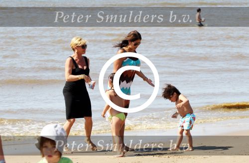 Noordwijk 26 m ei 2012
Connie Breukhoven met dochter Shanna en kleinkinderen Semmy en Soraiya op het strand bij hotel huis ter duin.
Peter Smulders bv