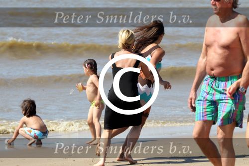 Noordwijk 26 m ei 2012
Connie Breukhoven met dochter Shanna en kleinkinderen Semmy en Soraiya op het strand bij hotel huis ter duin.
Peter Smulders bv