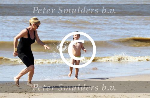 Noordwijk 26 m ei 2012
Connie Breukhoven met dochter Shanna en kleinkinderen Semmy en Soraiya op het strand bij hotel huis ter duin.
Peter Smulders bv
