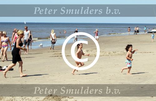 Noordwijk 26 m ei 2012
Connie Breukhoven met dochter Shanna en kleinkinderen Semmy en Soraiya op het strand bij hotel huis ter duin.
Peter Smulders bv