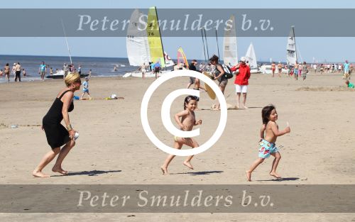 Noordwijk 26 m ei 2012
Connie Breukhoven met dochter Shanna en kleinkinderen Semmy en Soraiya op het strand bij hotel huis ter duin.
Peter Smulders bv