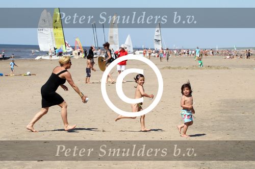 Noordwijk 26 m ei 2012
Connie Breukhoven met dochter Shanna en kleinkinderen Semmy en Soraiya op het strand bij hotel huis ter duin.
Peter Smulders bv