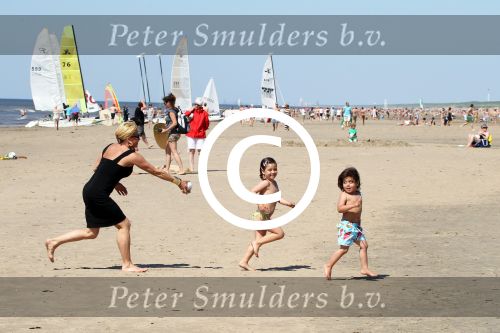 Noordwijk 26 m ei 2012
Connie Breukhoven met dochter Shanna en kleinkinderen Semmy en Soraiya op het strand bij hotel huis ter duin.
Peter Smulders bv