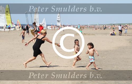 Noordwijk 26 m ei 2012
Connie Breukhoven met dochter Shanna en kleinkinderen Semmy en Soraiya op het strand bij hotel huis ter duin.
Peter Smulders bv