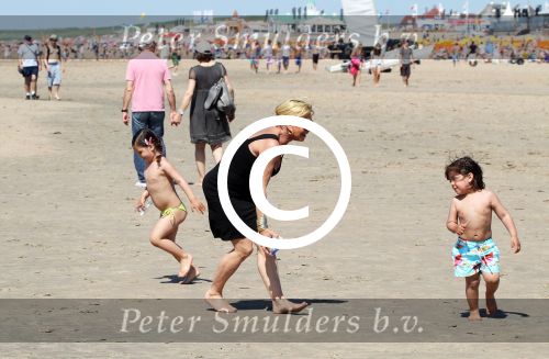 Noordwijk 26 m ei 2012
Connie Breukhoven met dochter Shanna en kleinkinderen Semmy en Soraiya op het strand bij hotel huis ter duin.
Peter Smulders bv