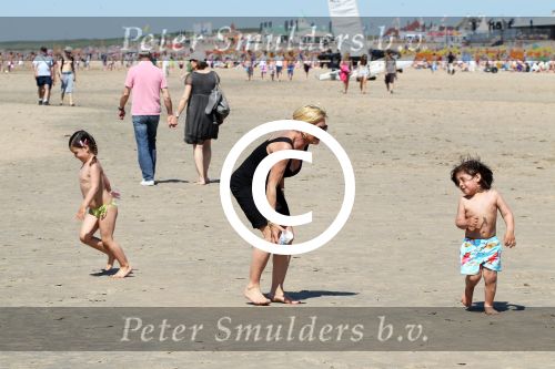 Noordwijk 26 m ei 2012
Connie Breukhoven met dochter Shanna en kleinkinderen Semmy en Soraiya op het strand bij hotel huis ter duin.
Peter Smulders bv