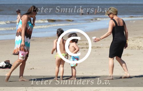 Noordwijk 26 m ei 2012
Connie Breukhoven met dochter Shanna en kleinkinderen Semmy en Soraiya op het strand bij hotel huis ter duin.
Peter Smulders bv