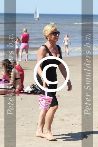 Noordwijk 26 m ei 2012
Connie Breukhoven met dochter Shanna en kleinkinderen Semmy en Soraiya op het strand bij hotel huis ter duin.
Peter Smulders bv